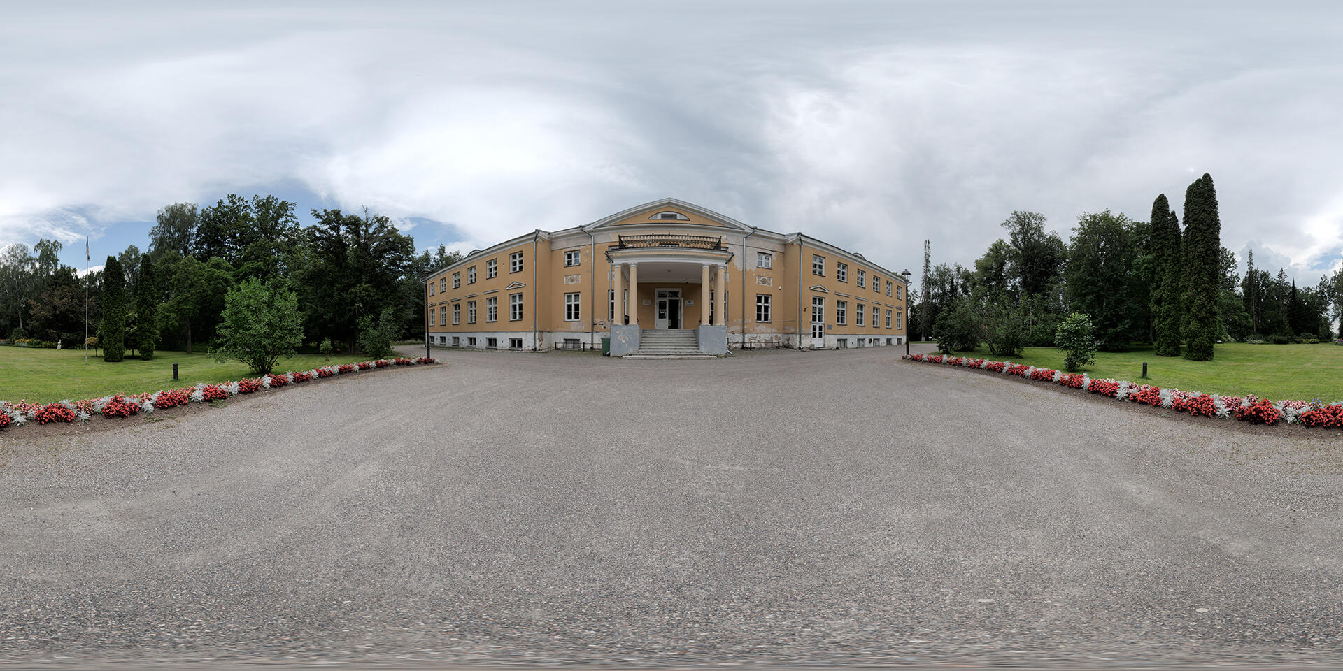 HDRI-panorama-of-a-park-with-a-mansion